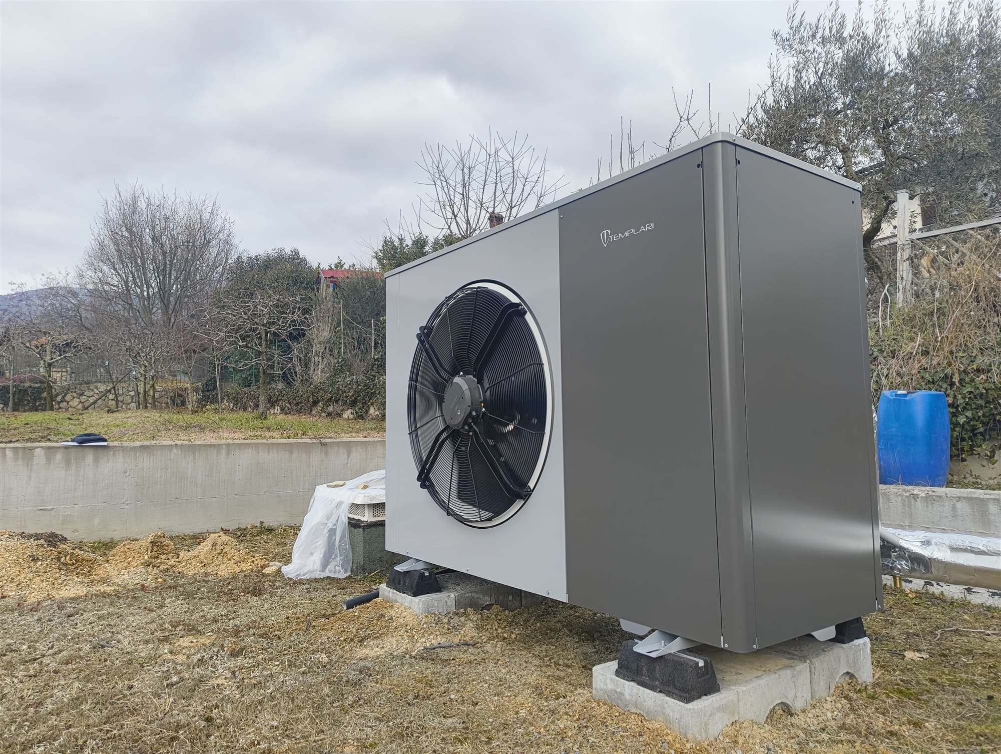 Pompa di calore esterna installata nel giardino dell abitazione