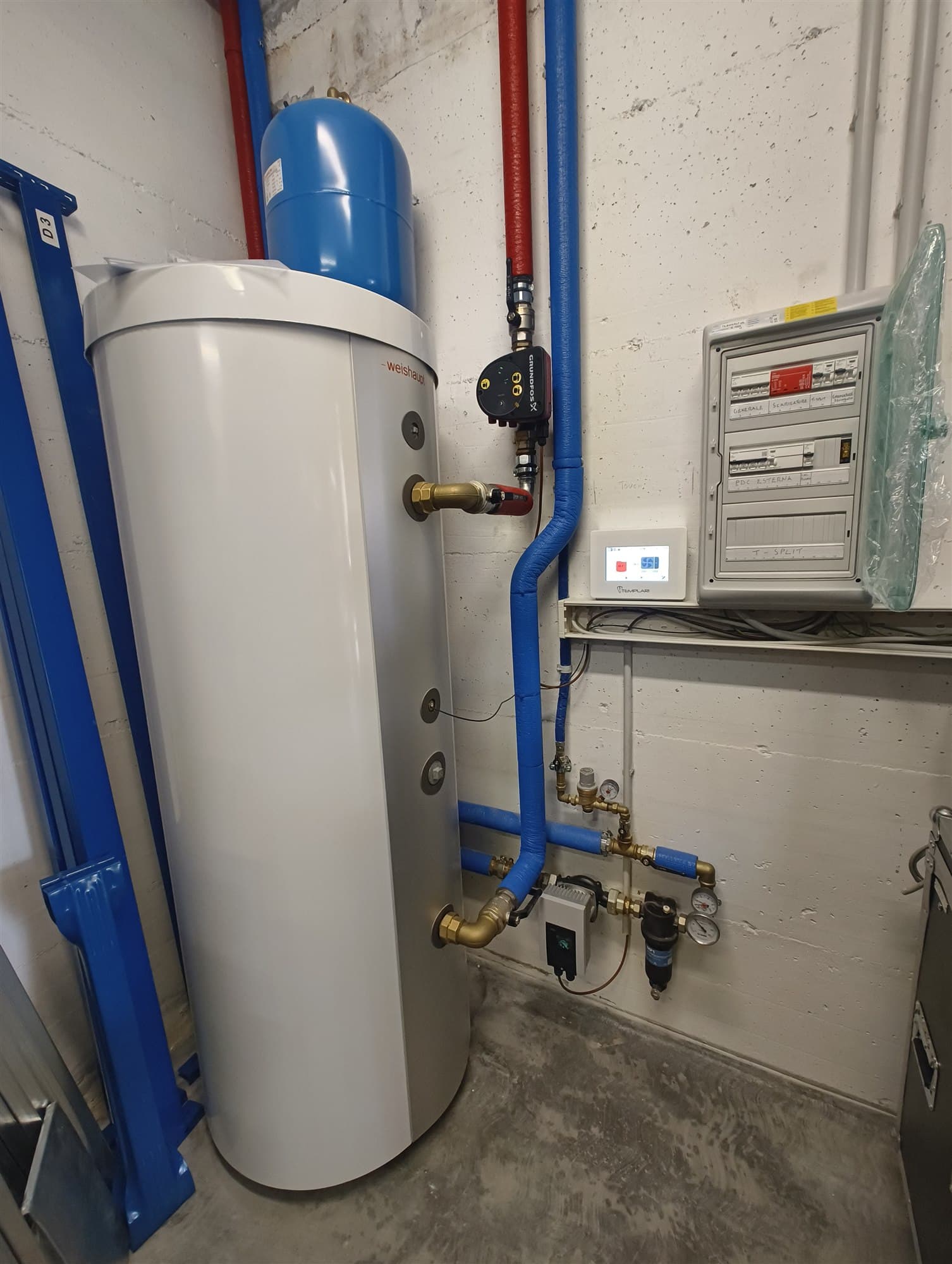 Locale tecnico finito con accumulo quadro e collegamenti della pompa di calore