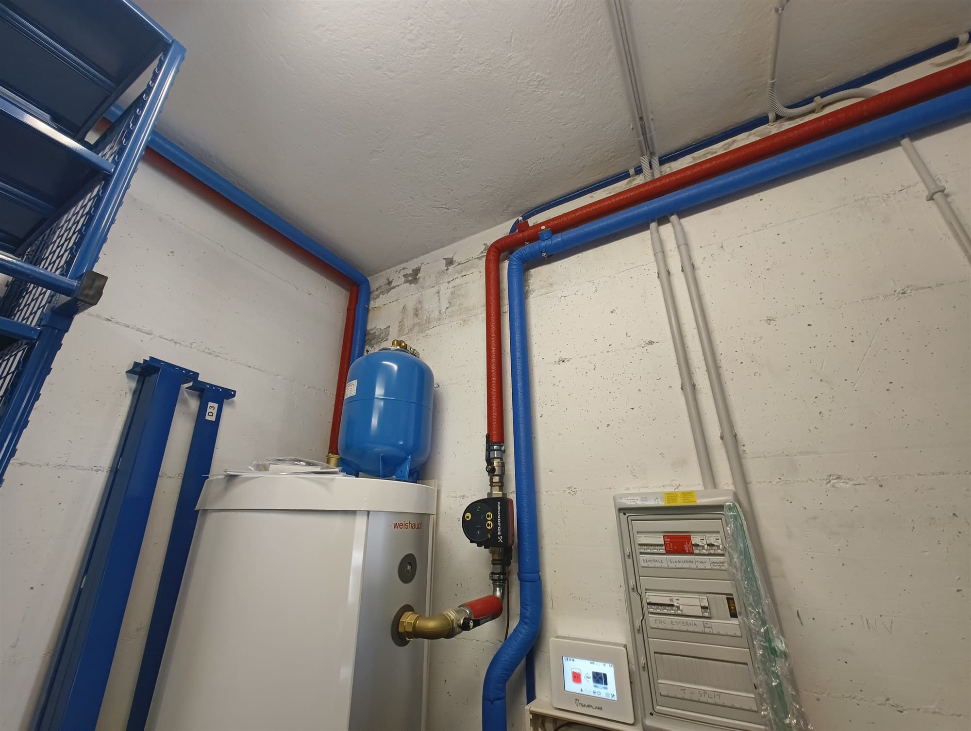 Centrale termica riqualificata con tubazioni e controllo della pompa di calore