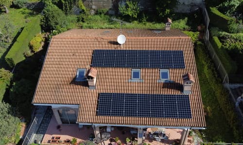 Installazione di due stringhe di pannelli fotovoltaici su tetto