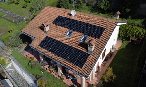 Installazione di due stringhe di pannelli fotovoltaici su tetto