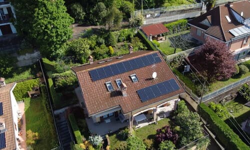 Installazione di due stringhe di pannelli fotovoltaici su tetto