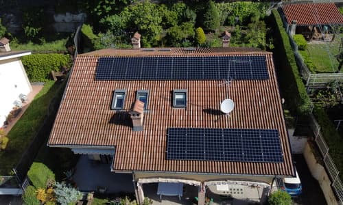 Installazione di due stringhe di pannelli fotovoltaici su tetto