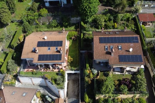 Installazione di due stringhe di pannelli fotovoltaici su tetto