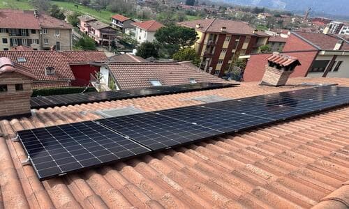 Installazione di due stringhe di pannelli fotovoltaici su tetto