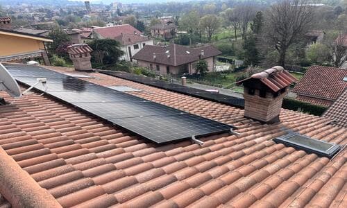 Installazione di due stringhe di pannelli fotovoltaici su tetto