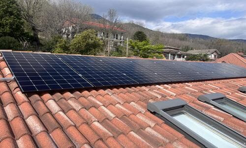Installazione di due stringhe di pannelli fotovoltaici su tetto