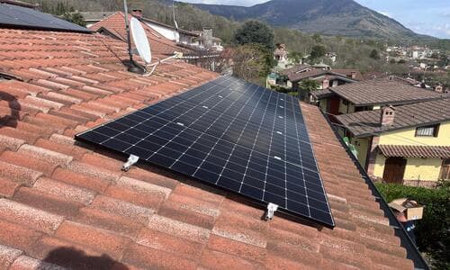 Installazione di due stringhe di pannelli fotovoltaici su tetto