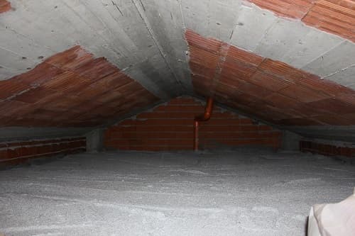Riqualificazione energetica con insufflaggio del sottotetto di un fabbricato civile