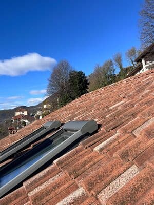Installazione di due stringhe di pannelli fotovoltaici su tetto