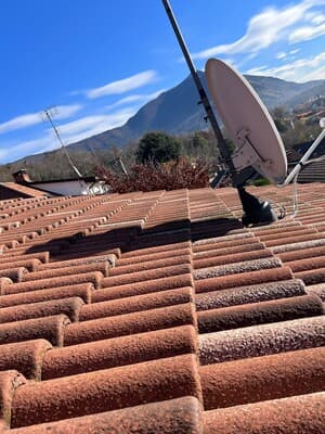 Installazione di due stringhe di pannelli fotovoltaici su tetto