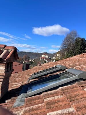 Installazione di due stringhe di pannelli fotovoltaici su tetto