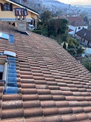 Installazione di due stringhe di pannelli fotovoltaici su tetto