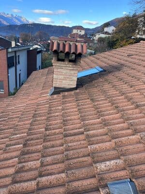 Installazione di due stringhe di pannelli fotovoltaici su tetto