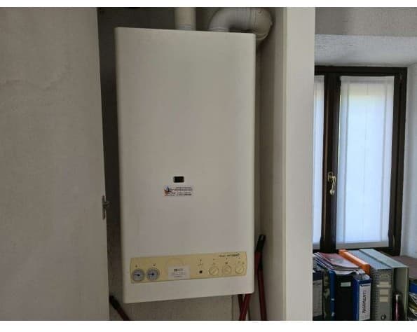 Caldaia murale a gas esistente prima della sostituzione con pompa di calore a Cantalupa