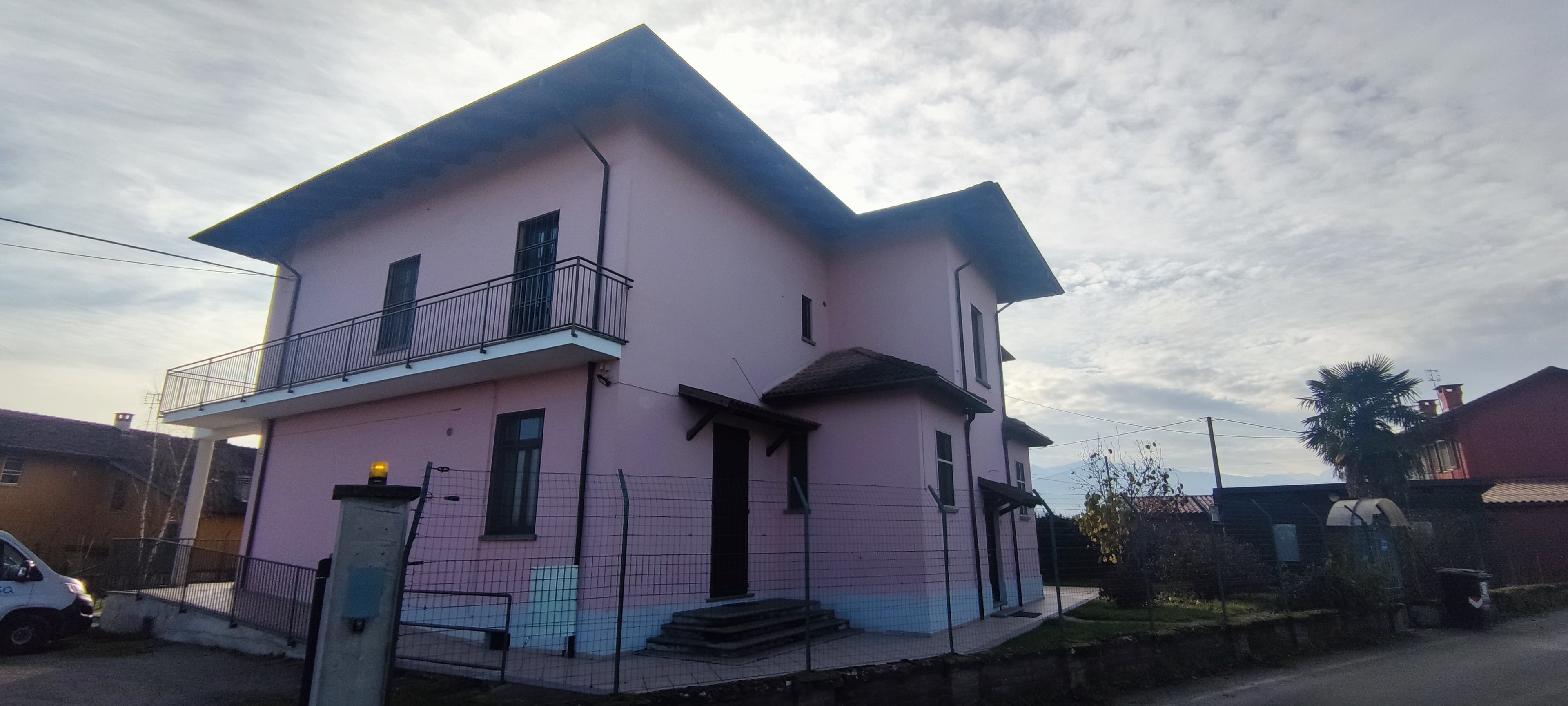 Edificio COESA prima dell'intervento con balcone e copertura a falde