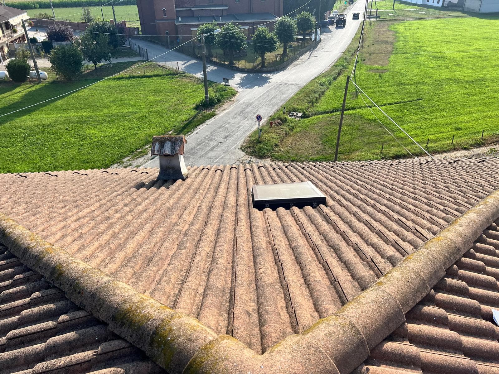 Falda lato balcone della copertura COESA prima della posa complessa dei moduli fotovoltaici