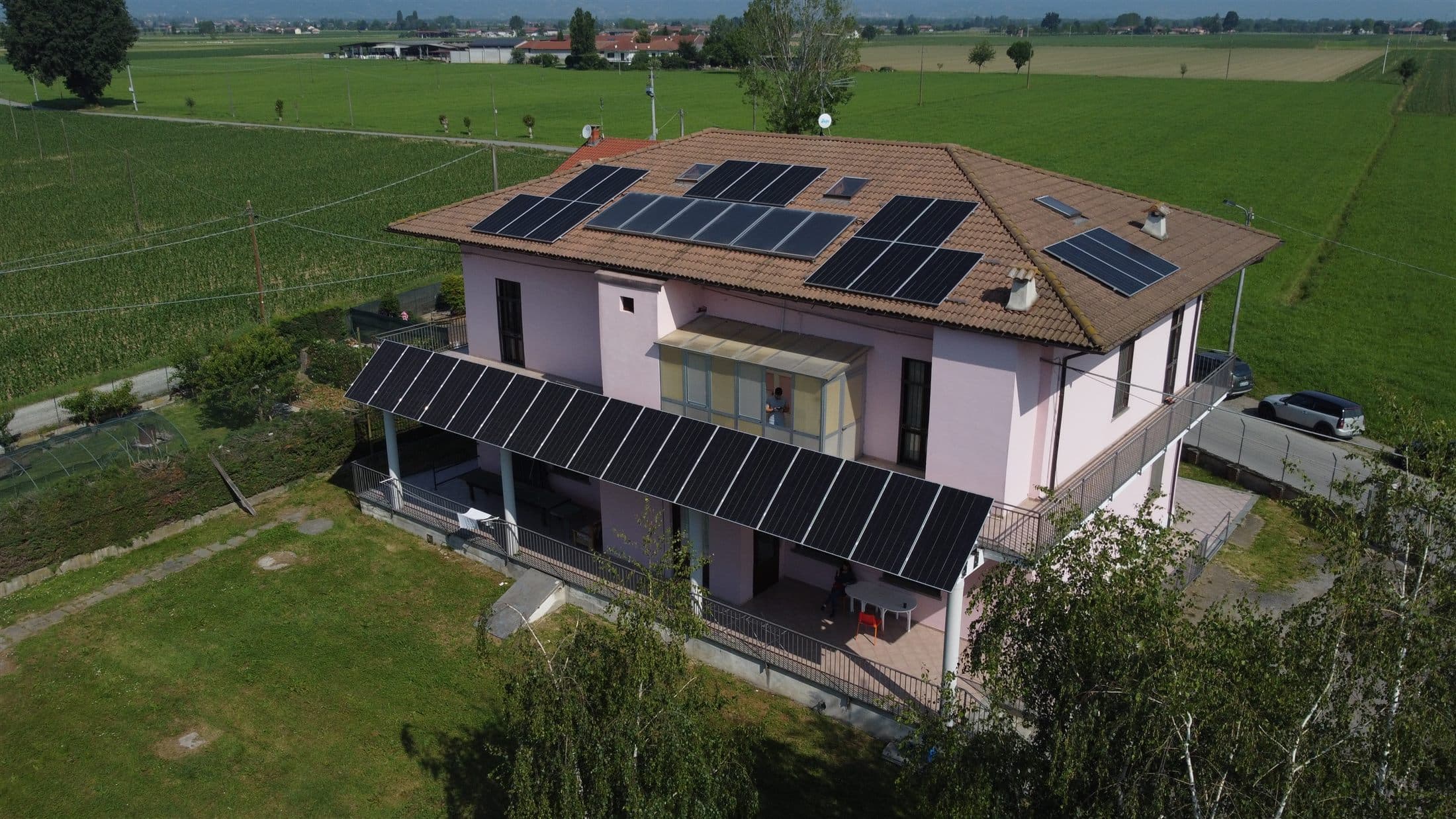 Vista drone dell'impianto fotovoltaico COESA con moduli installati anche sul lato balcone