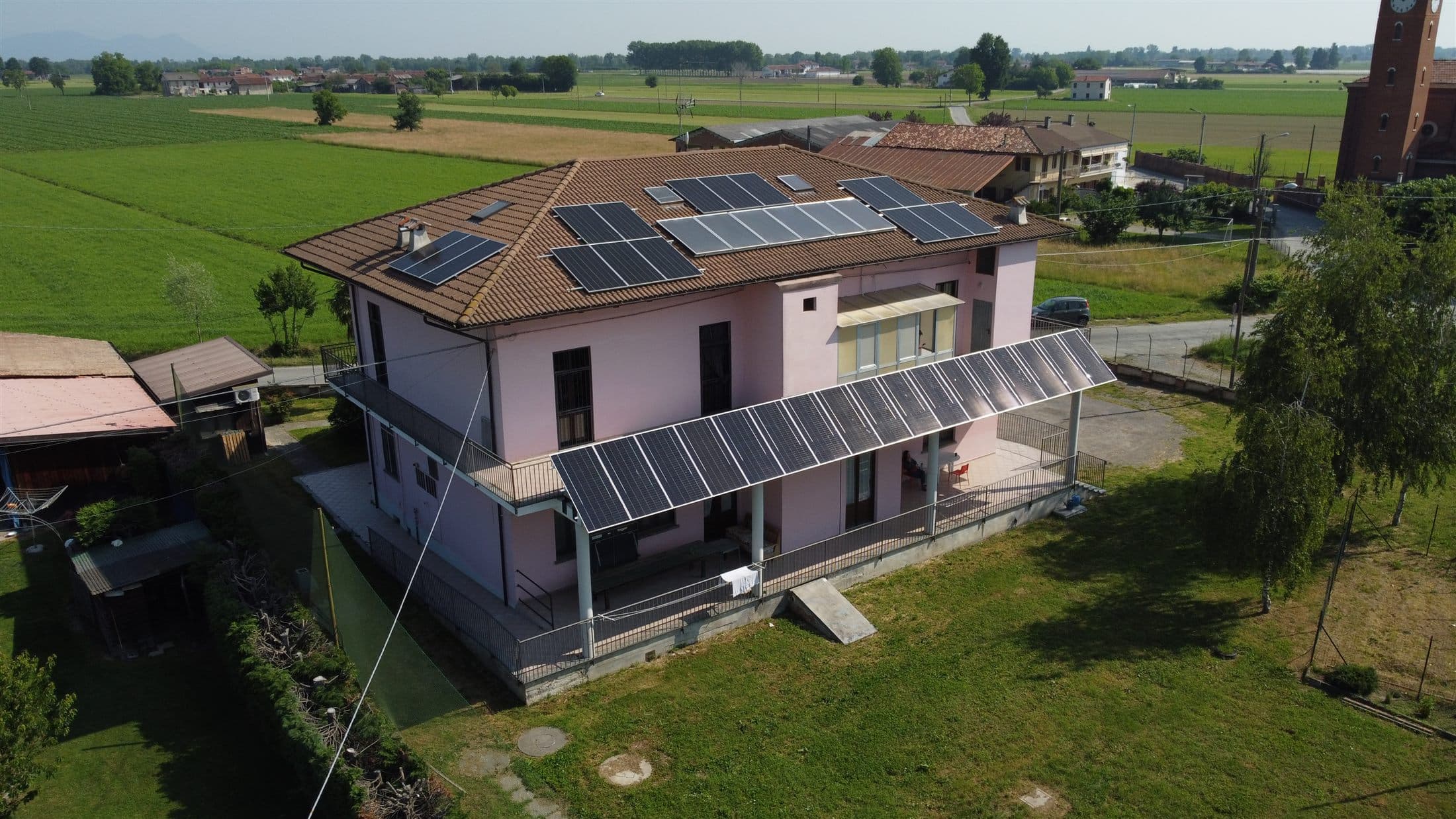 Vista drone del prospetto COESA con moduli fotovoltaici su copertura e lato balcone
