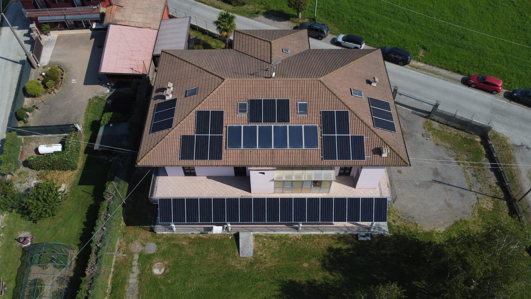 Vista drone verticale dell'impianto fotovoltaico COESA completato a Villafranca Piemonte