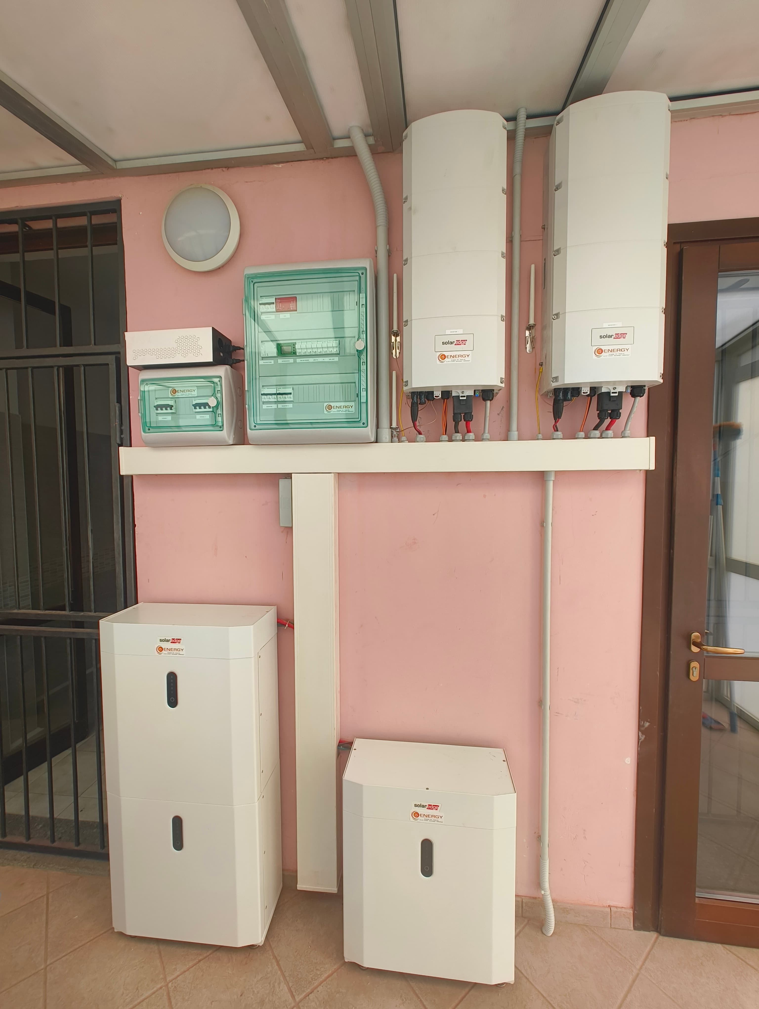 Locale tecnico COESA con inverter SolarEdge e batterie di accumulo installate
