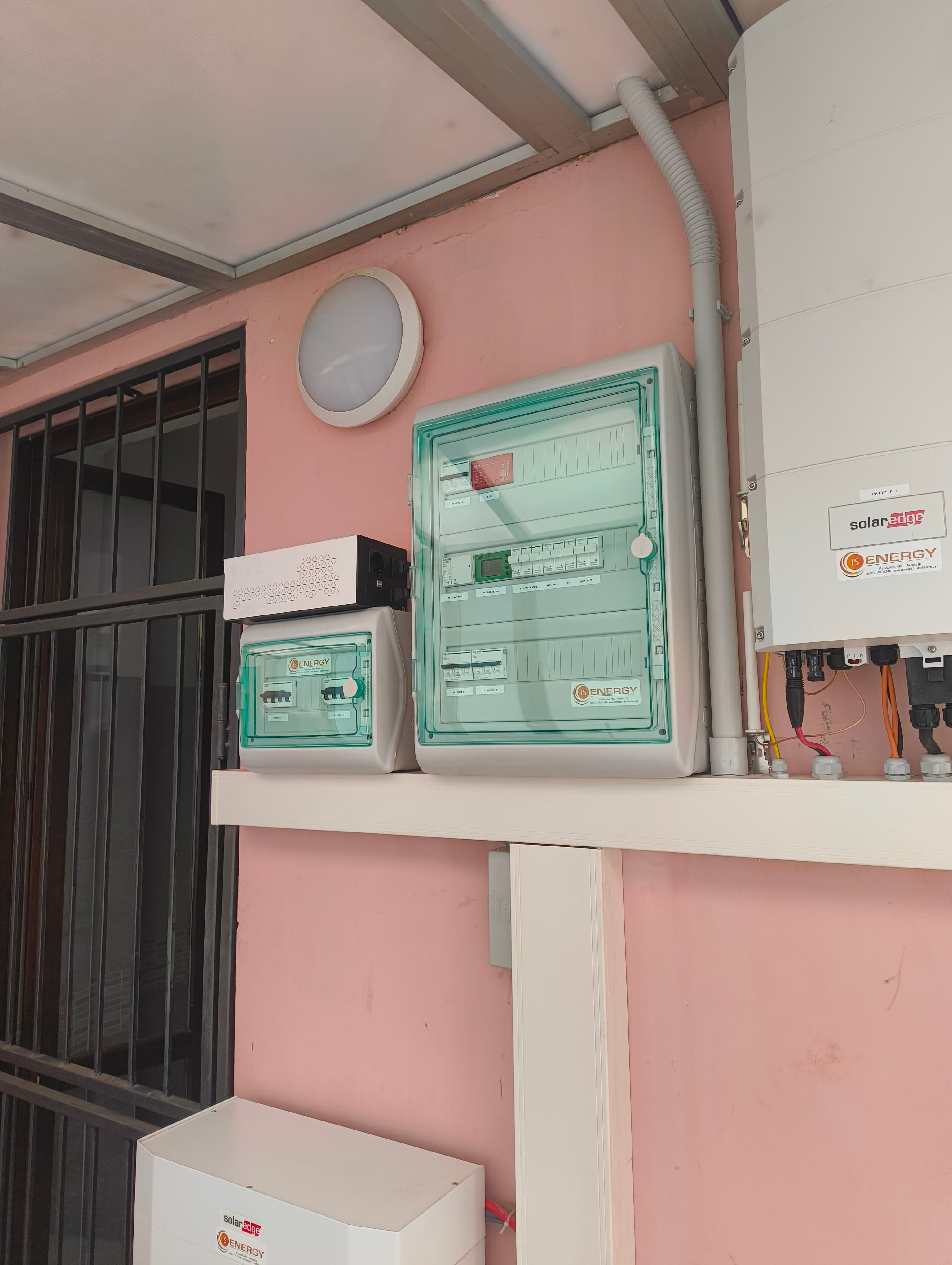 Quadri elettrici e inverter SolarEdge dell'impianto fotovoltaico COESA