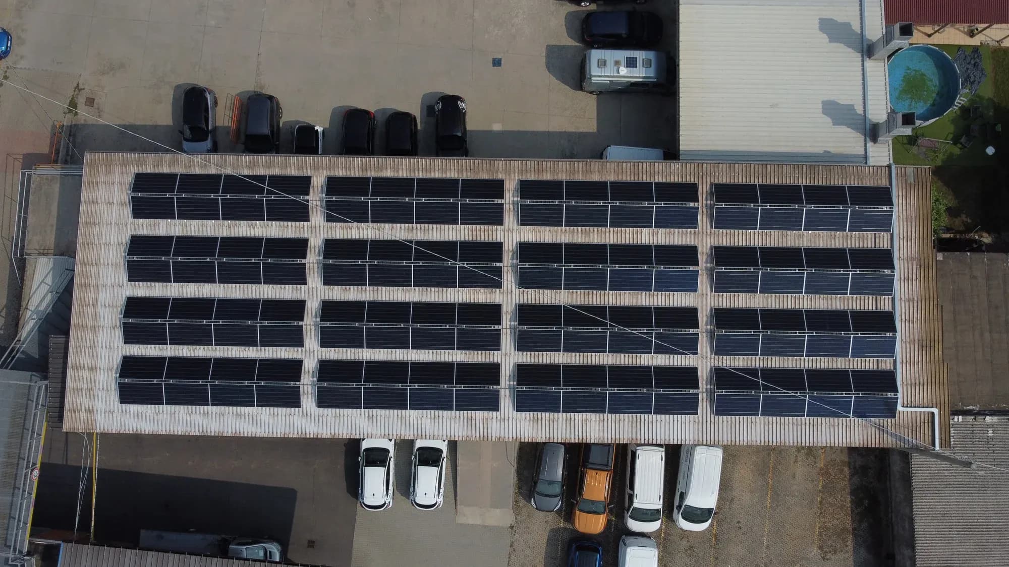 Vista dall'alto dei 128 moduli SunPower installati presso Ford Sara a Frossasco