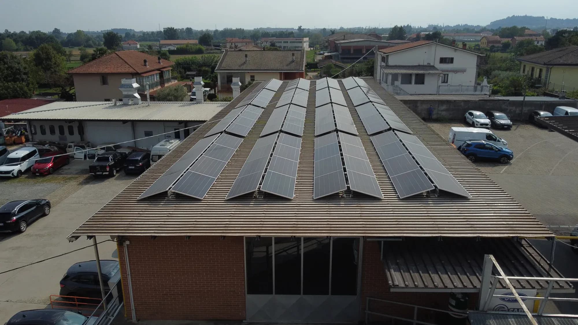 Moduli SunPower disposti sulla copertura in lamiera di Ford Sara a Frossasco