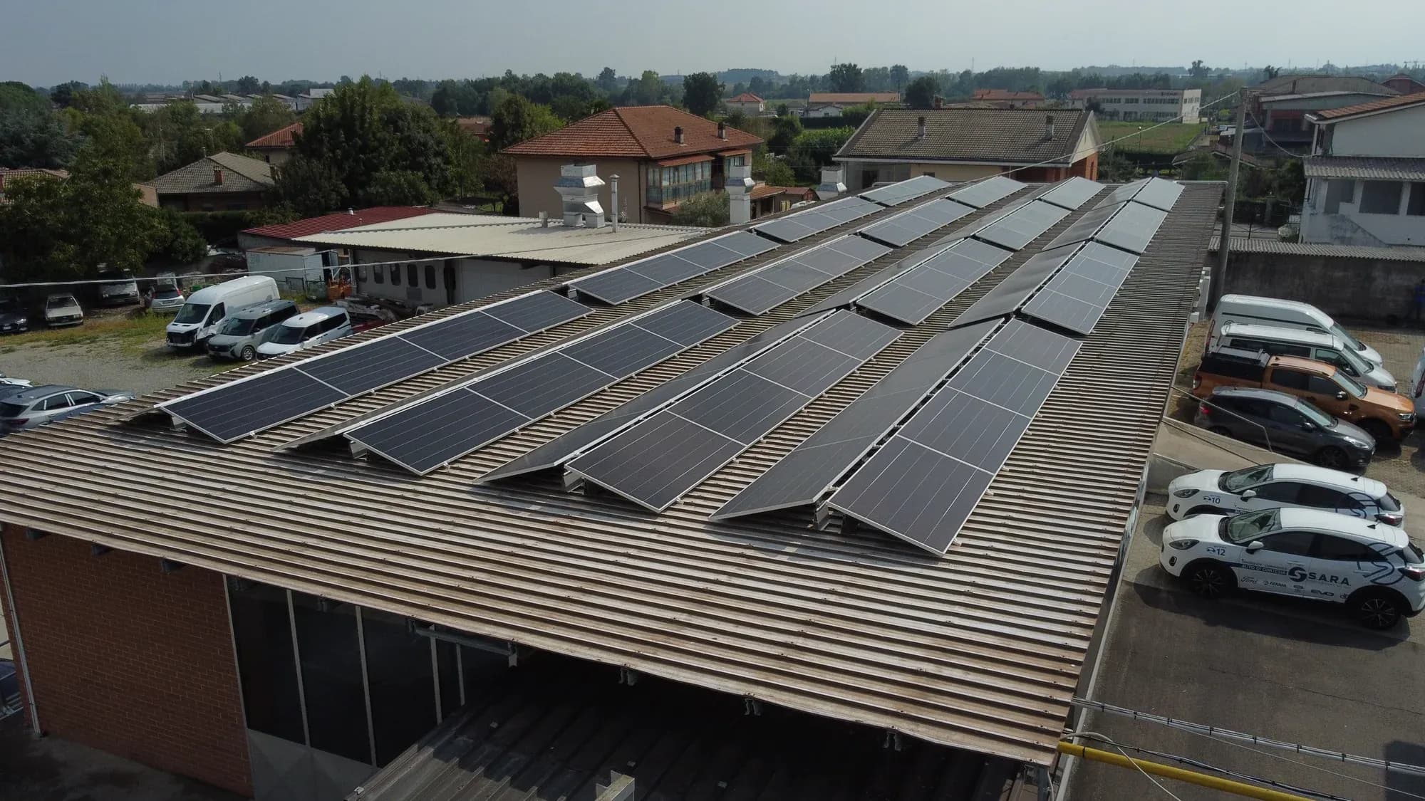 Vista obliqua dell'impianto fotovoltaico aziendale Ford Sara a Frossasco