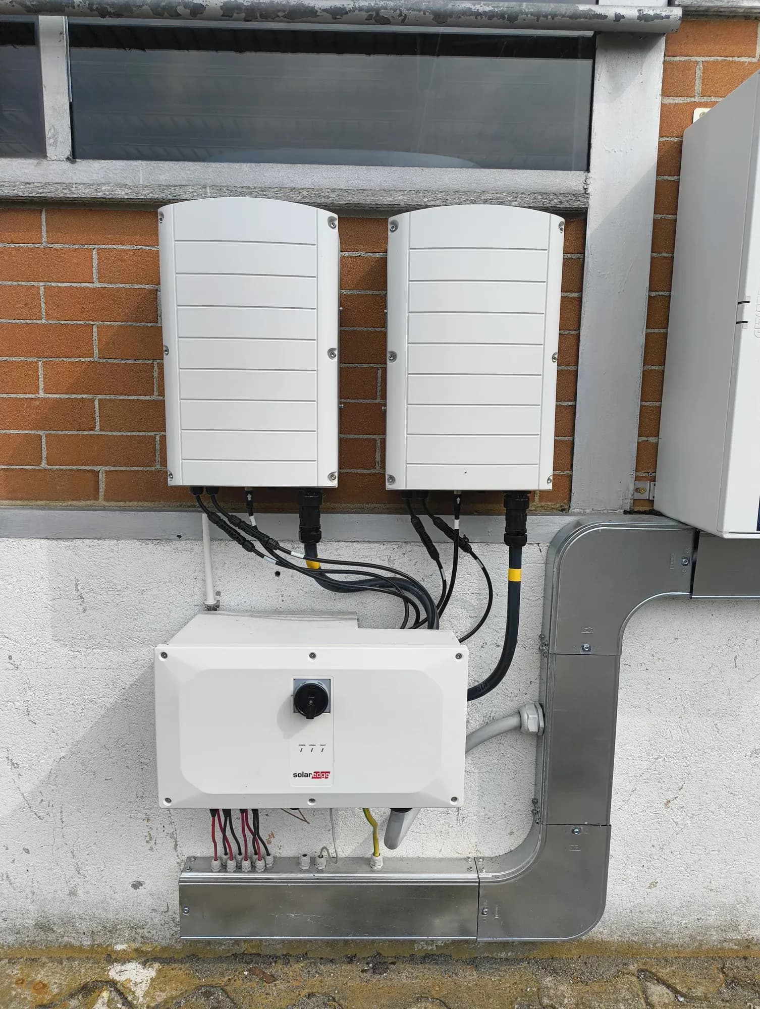 Inverter SolarEdge e componenti installati per l'impianto Ford Sara a Frossasco