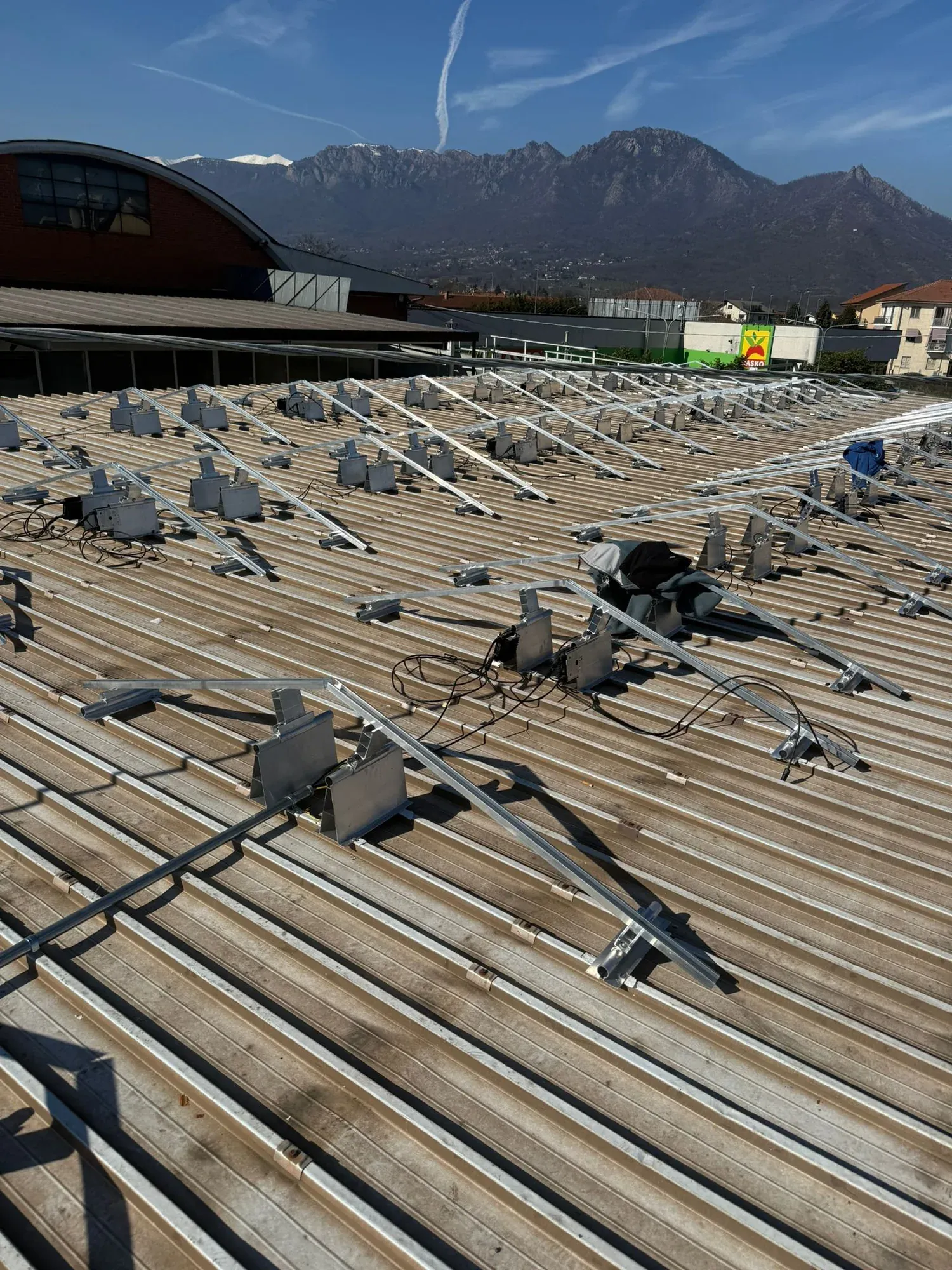 Struttura di supporto per i moduli fotovoltaici sulla copertura Ford Sara a Frossasco