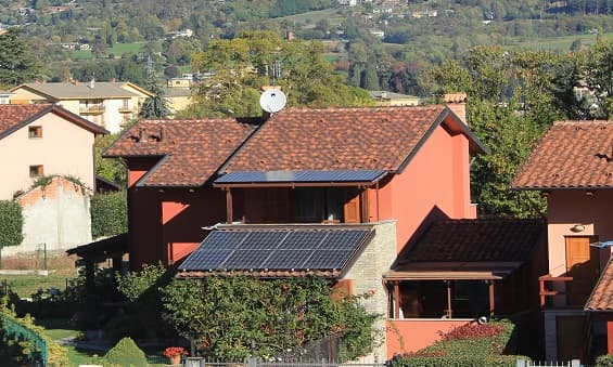 Realizzazione tettoia fotovoltaica con moduli a vista