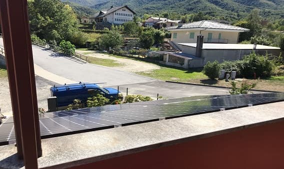 Realizzazione tettoia fotovoltaica con moduli a vista