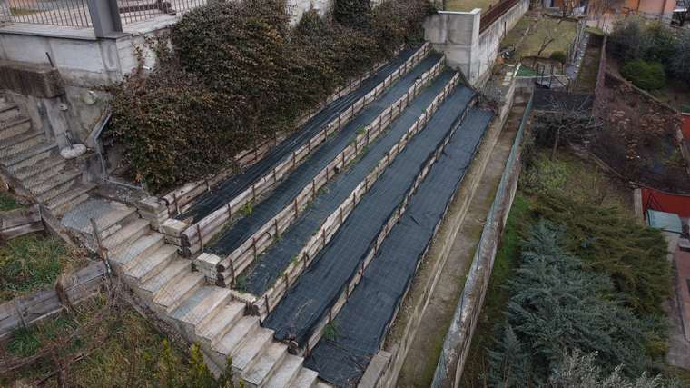 Realizzazione fotovoltaica iS ENERGY a San Pietro Val Lemina: Vista laterale ante operam che evidenzia la pendenza, i gradoni e i vincoli di posa della futura struttura fotovoltaica.