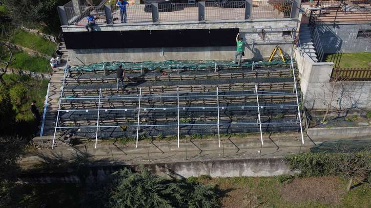 Realizzazione fotovoltaica iS ENERGY a San Pietro Val Lemina: Operatori al lavoro sulla sottostruttura fotovoltaica, con accessi e quote differenziate davanti all abitazione.