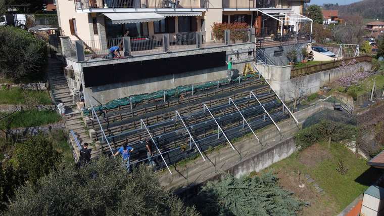 Realizzazione fotovoltaica iS ENERGY a San Pietro Val Lemina: Fase di cantiere con sottostruttura metallica dedicata installata sul terrazzamento inclinato.