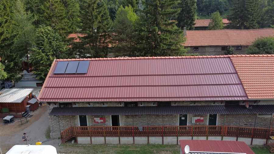 Copertura in lamiera del Campeggio Serre Marie prima della posa dei moduli fotovoltaici