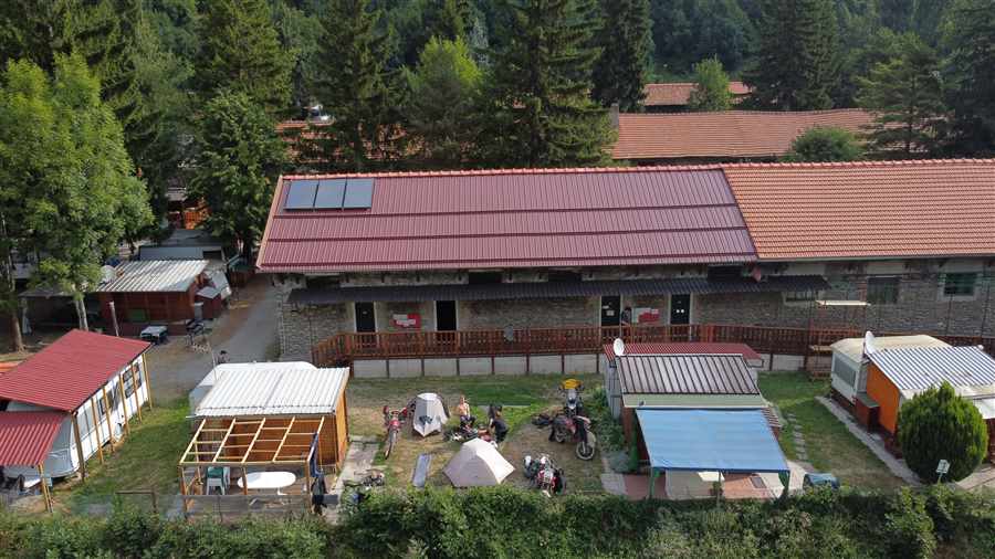 Vista drone della copertura del Campeggio Serre Marie prima dell installazione fotovoltaica a Fenestrelle