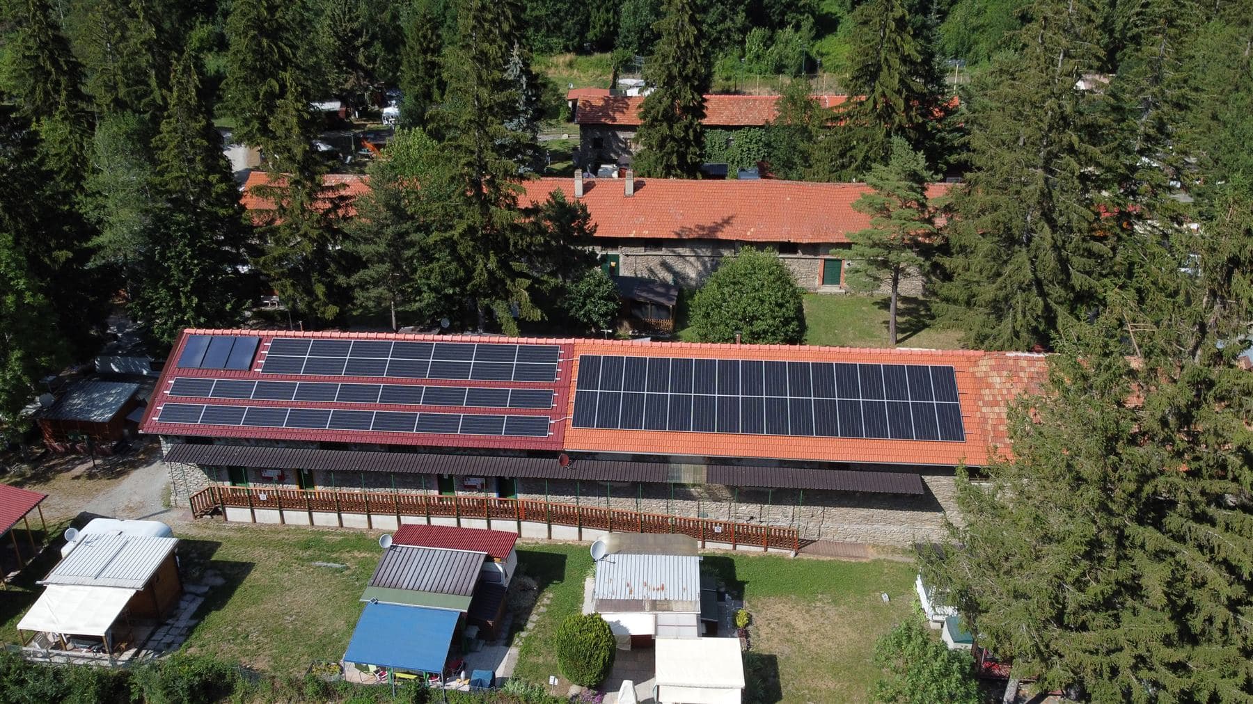 Vista drone del campeggio con impianto fotovoltaico installato sulla copertura