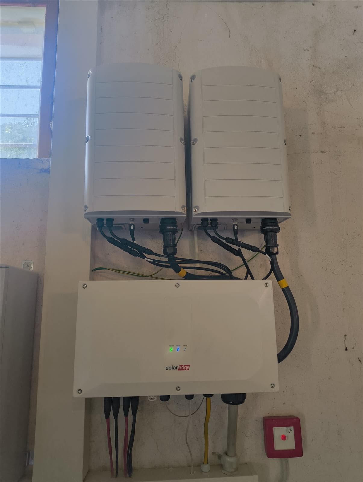 Dettaglio degli inverter SolarEdge installati nel locale tecnico del campeggio