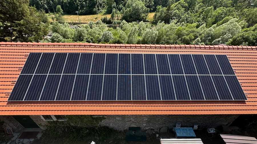 Campo fotovoltaico SunPower installato sulla copertura in tegole del Campeggio Serre Marie