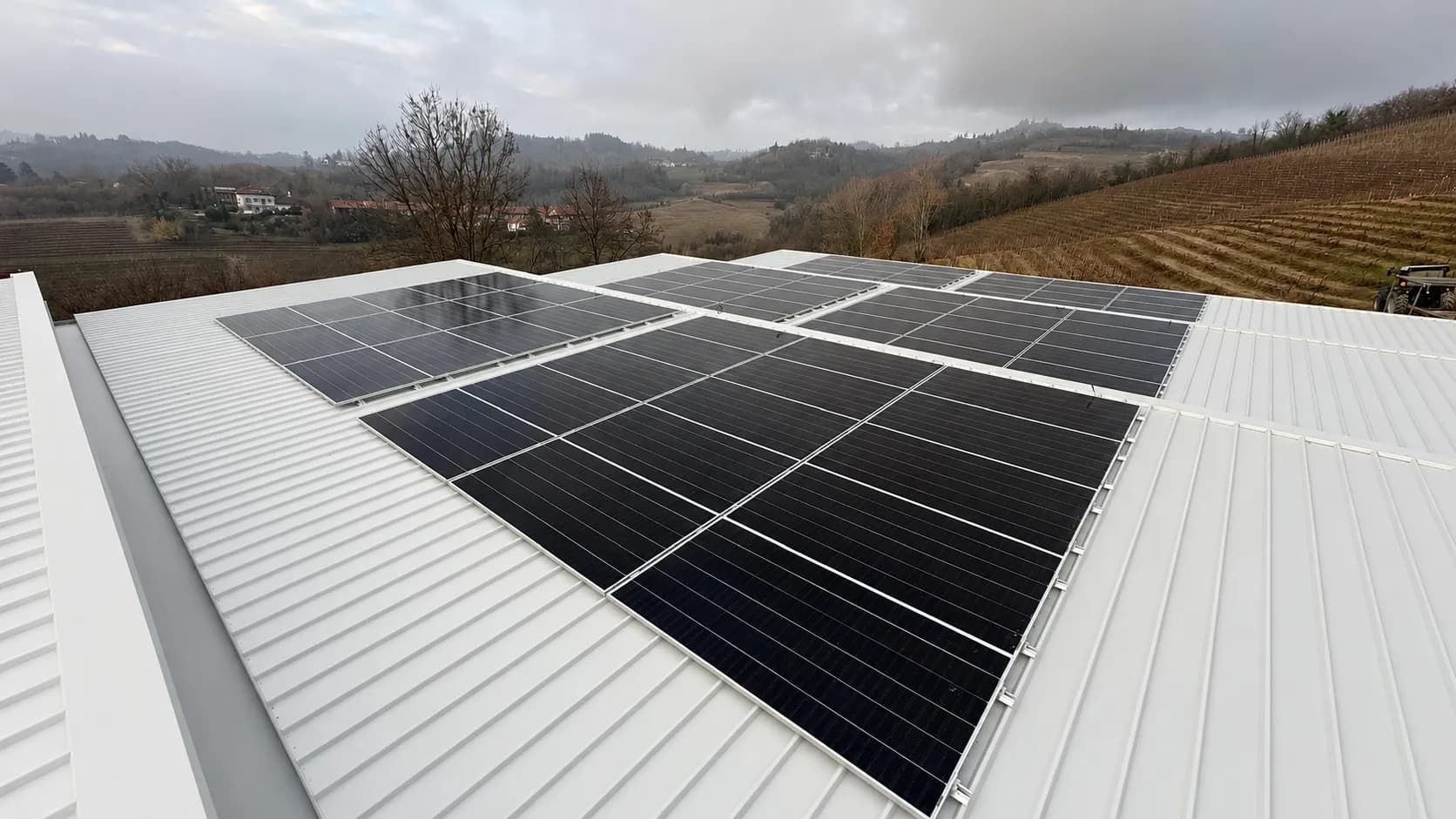 Impianto fotovoltaico reale con moduli SunPower P7-COM con cornice grigia su copertura in lamiera bianca