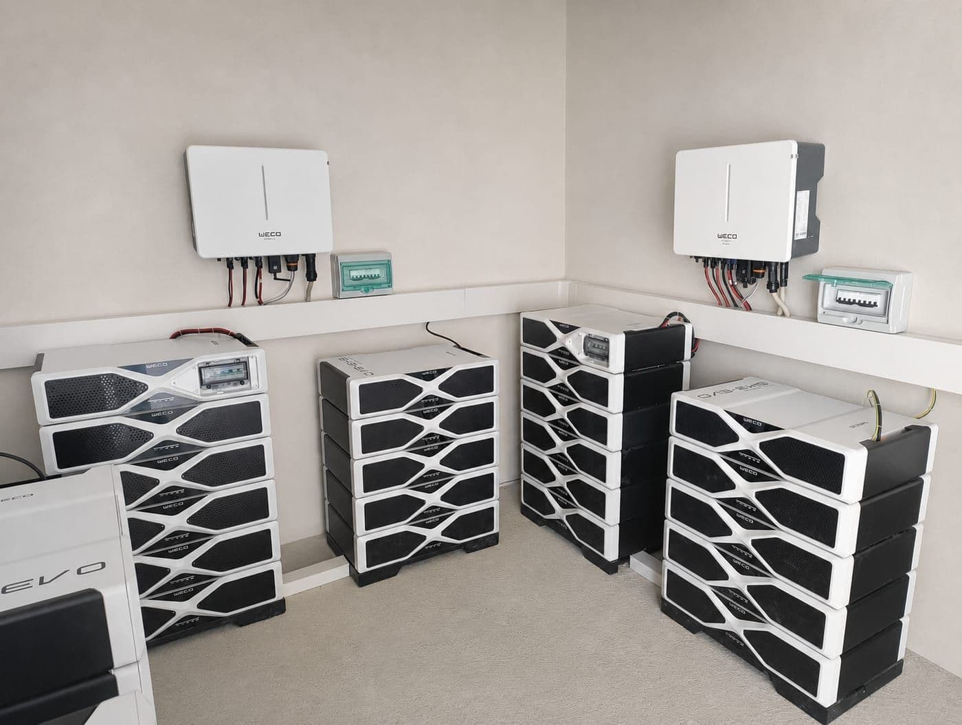 Sistema di accumulo WECO installato da iS ENERGY a Cascina Gilli in un locale tecnico riqualificato