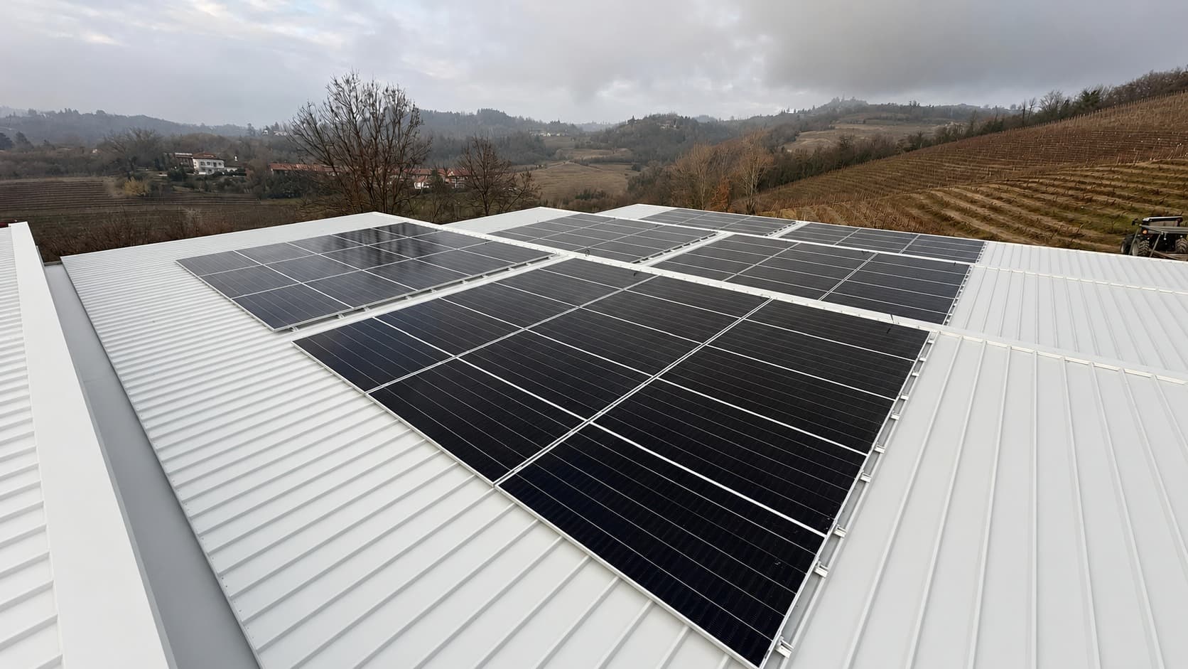 Impianto fotovoltaico Cascina Gilli completato sulla nuova copertura in lamiera pulita