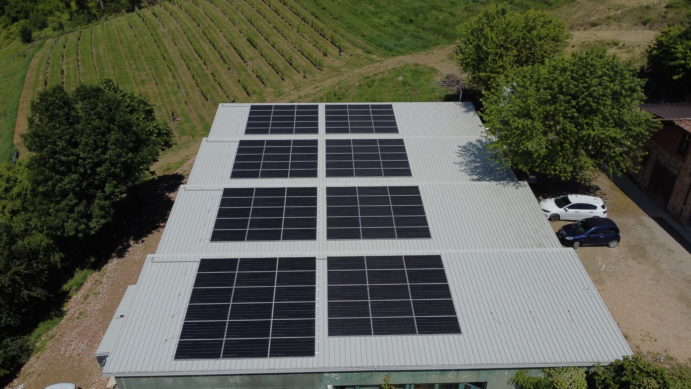 Impianto fotovoltaico Cascina Gilli completato - Copertura completa con campo fotovoltaico installato.