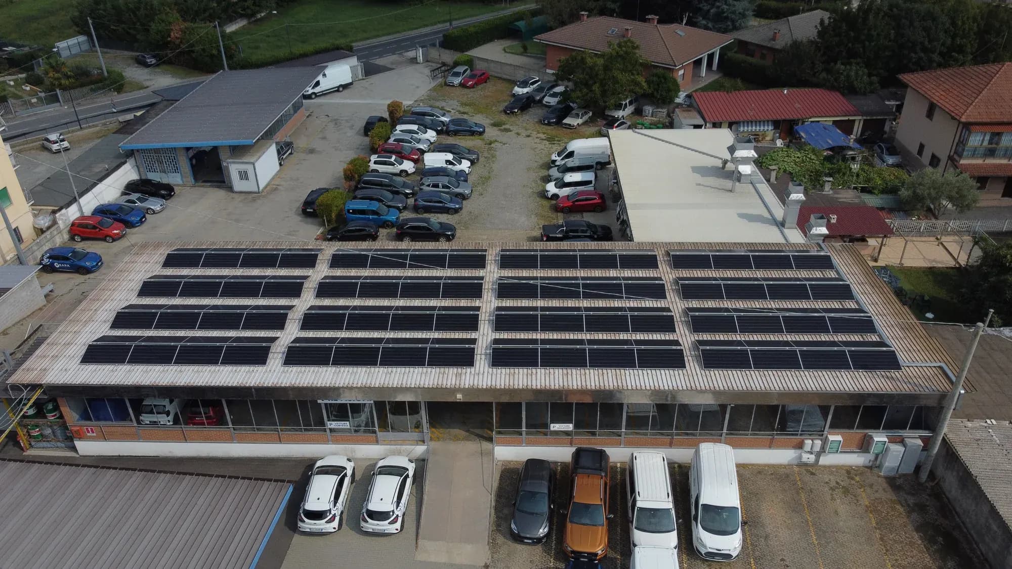 Vista frontale dall'alto dell'impianto fotovoltaico Ford Sara a Frossasco