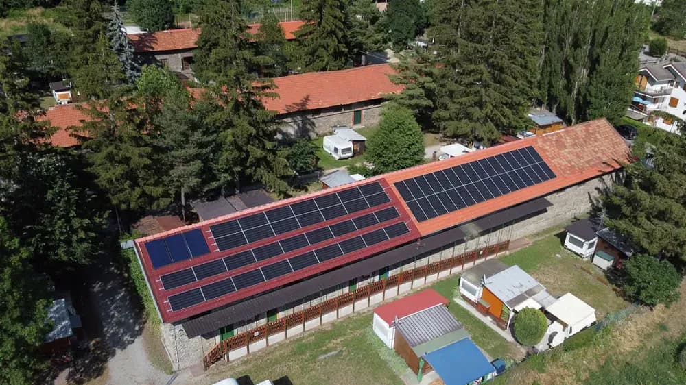Impianto fotovoltaico iS ENERGY su una grande copertura visto dal drone