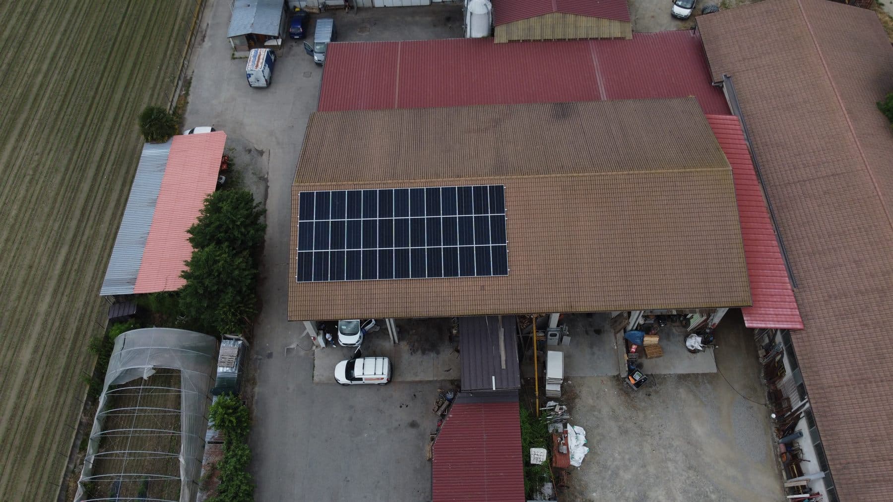 Vista dall alto della copertura in tegole con campo fotovoltaico SunPower a Cavour