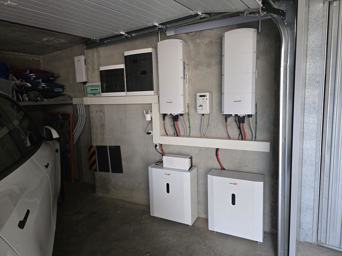 Realizzazione fotovoltaica iS ENERGY a San Pietro Val Lemina: Vista generale del locale tecnico con due inverter SolarEdge, quadri e batterie di accumulo.